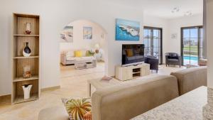 La Guirra的住宿－CASA LOTTIE，带沙发和电视的客厅