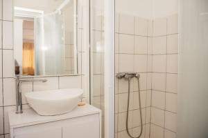 Mamoudzou的住宿－Gîte Rose Doudou，白色的浴室设有水槽和淋浴。