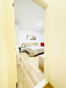 Postel nebo postele na pokoji v ubytování Smart House Rooms Central Luxury