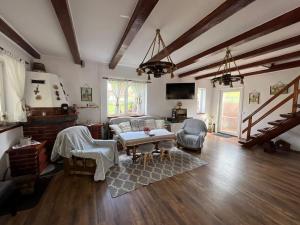ein Wohnzimmer mit Sofa und Tisch in der Unterkunft Casa Marandy in Sadu