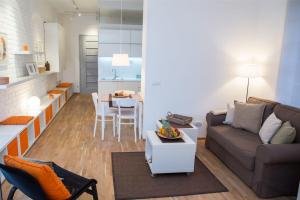 - un salon avec un canapé et une table dans l'établissement Apartments Centro, à Belgrade