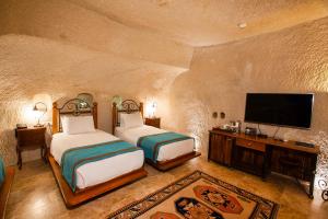 A bed or beds in a room at Imperial Cave Suites & Spa Még 37 kép