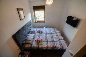 ein Schlafzimmer mit einem Bett mit zwei Kissen darauf in der Unterkunft Ignjatovic 15 in Zlatibor