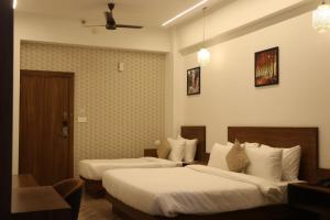 HOTEL KADAMB TREE客房内的一张或多张床位