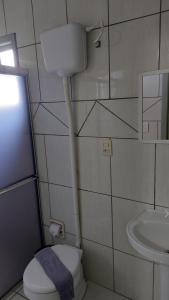 ein kleines Badezimmer mit Toilette und Waschbecken in der Unterkunft Pousada Parque in Mostardas + 24 Fotos