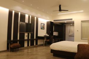 HOTEL KADAMB TREE客房内的一张或多张床位