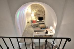 uma vista para uma sala de estar com um arco em Authentic Cave House in the heart of the Village! em Massa Marittima
