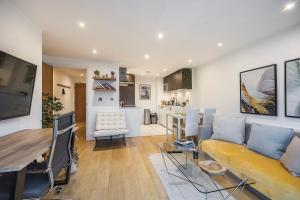 a living room with a yellow couch and a table at Urban Oasis with Views in Old St in London