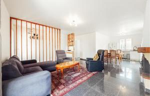 sala de estar con sofá, sillas y mesa en Pet Friendly Home In Mdis With Kitchen, en Médis