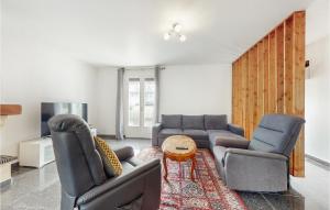 sala de estar con sofá, 2 sillas y mesa en Pet Friendly Home In Mdis With Kitchen, en Médis