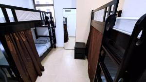 2 Etagenbetten in einem Zimmer mit Flur in der Unterkunft The White Stay in Dubai