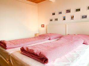 En eller flere senge i et værelse på Weiße Reetdachkate