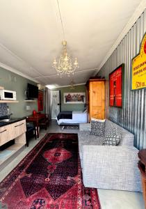 een woonkamer met een bank en een bed bij Terebinte Bed & Breakfast in Durban