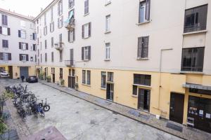 una strada vuota con le biciclette parcheggiate di fronte agli edifici di ORTI COURT HOME a Milano
