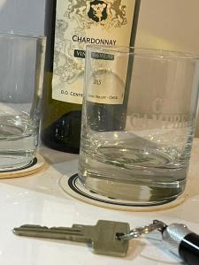 - un verre sur une table avec une bouteille de vin dans l'établissement Villa Ingracia" Rustig omgeving waar je wakker wordt van de mooie vogelgeluiden", à Paramaribo