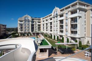 een appartementencomplex met een zwembad ervoor bij Rena Hotel - All Inclusive in Sunny Beach