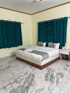 een slaapkamer met een groot bed en blauwe gordijnen bij Sunrise by Namastexplorer in Bhīm Tāl