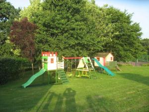 een groep speeltoestellen in een tuin bij Gîte 1 avec piscine - plage 3kms in Clohars-Carnoët