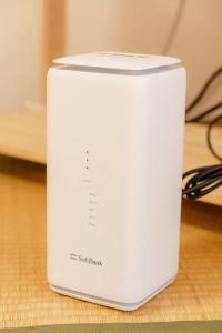a white modem sitting on top of a desk at HAT京終、京終駅徒歩４分。奈良公園・奈良町へ行くのにおすすめ！ in Mitsugarasuchō