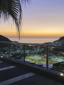 einen Balkon mit Blick auf das Meer und den Sonnenuntergang in der Unterkunft Apartments Rachel Paradise in Puerto Rico de Gran Canaria