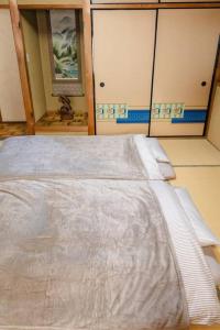 HAT京終、京終駅徒歩４分。奈良公園・奈良町へ行くのにおすすめ！客房内的一张或多张床位