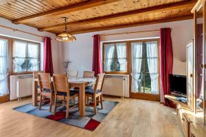 uma sala de jantar com mesa e cadeiras em Wanglerhof Familie Wangler em Schuttertal