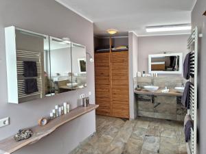 a bathroom with two sinks and a large mirror at Wohnung mit Sauna, Garten & Schwimmteich in Bietigheim-Bissingen
