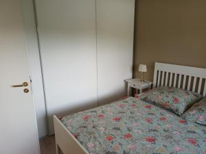 a bedroom with a bed with a floral bedspread at Idyllische Lage im Süden Erfurts in Erfurt
