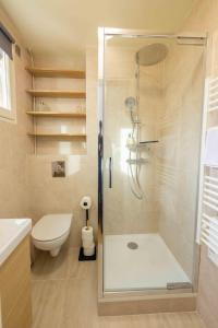 ein Bad mit einer Dusche und einem WC in der Unterkunft Well located apartment in Paris in Paris