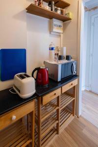 eine Küche mit einer Theke mit einer Mikrowelle und einem Toaster in der Unterkunft Well located apartment in Paris in Paris