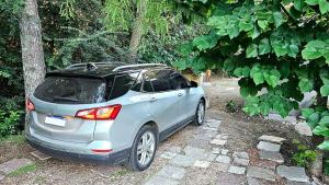 贝纳维德斯Casa con PILETA al borde del RIO的停在树旁的小银车 更多37张照片