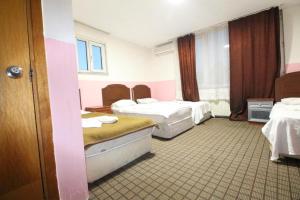 um quarto de hotel com duas camas num quarto em erciyes suites em Istambul