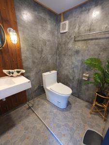 บ้านนกฮูกอิงไม้ ริมเล في Ban Khlong Sai: حمام به مرحاض أبيض ومغسلة