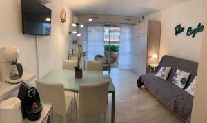 - un salon avec une table et un canapé dans l'établissement Studio vue mer centre ville avec garage, à Sainte-Maxime