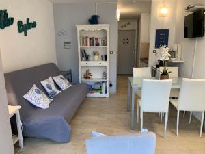 - un salon avec un canapé et une table dans l'établissement Studio vue mer centre ville avec garage, à Sainte-Maxime