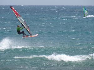 um homem está a praticar windsurf no oceano em Cabaña La Pura Vida Yunquera em Yunquera