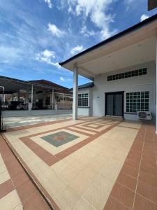 Un edificio con piso de baldosas en el frente. en HomeStay Tawau, en Tawau
