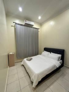 1 dormitorio con 1 cama con calentador en la pared en HomeStay Tawau en Tawau