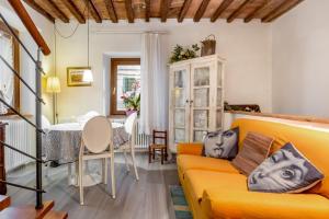 a living room with a yellow couch and a table at A casa da nonna Elisa in Castel del Piano