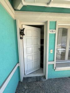 een voordeur van een huis met een witte deur bij Casa Tridente in Pinamar