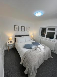 ein Schlafzimmer mit einem großen Bett mit zwei Handtüchern darauf in der Unterkunft Contemporary Style in the Heart of London in London