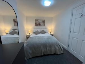 Contemporary Style in the Heart of London في لندن: غرفة نوم بسرير ومرآة كبيرة