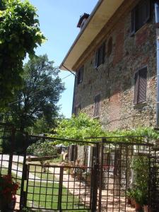 un viejo edificio con una puerta delante de él en Cascina Ciosse B&B, en Grognardo