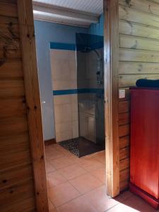 Ванна кімната в studio dans un écrin vert