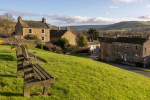 un banc assis au sommet d'une colline herbeuse dans l'établissement Sun Hill Palins, à Leyburn