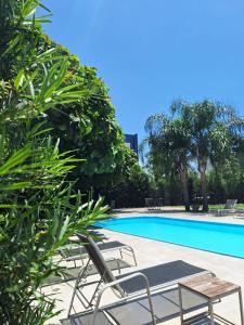 a group of chairs and a swimming pool at Iguassu Express Hotel in Foz do Iguaçu