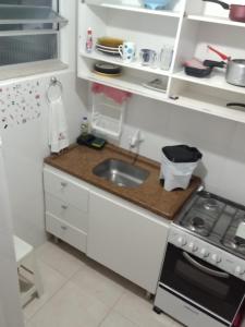 cocina pequeña con fregadero y fogones en AP Floripa, en Florianópolis