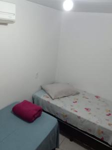 dos camas sentadas una al lado de la otra en una habitación en AP Floripa, en Florianópolis