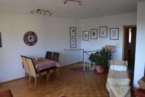 - un salon avec une table et des chaises dans l'établissement Ferienwohnung Ruth, à Neustadt an der Weinstraße