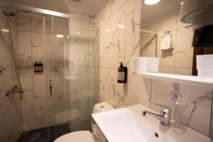 Koupelna v ubytování Tashkonak Studio Suites + 37 fotografií